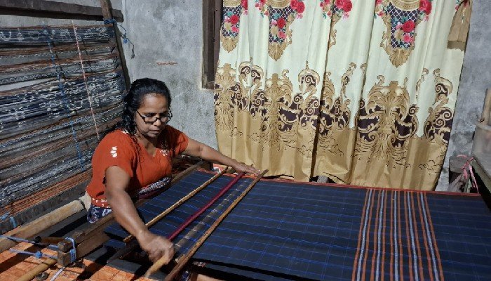 Ketika Menenun Jadi Jalan Hidup Bagi Rosalinda Ketika Menenun Jadi Jalan Hidup Bagi Rosalinda