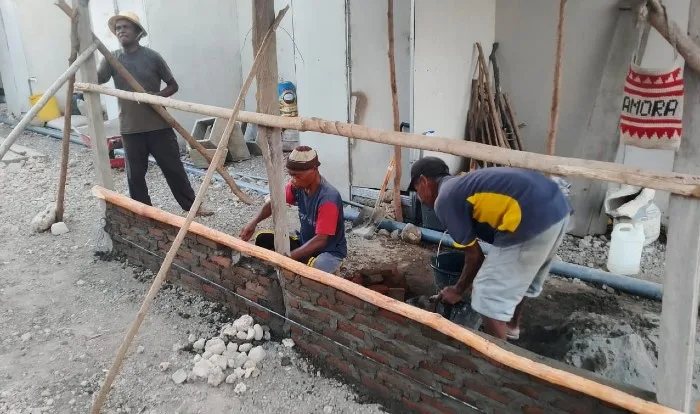 Pengungsi Erupsi Lewotobi Asal Desa Hokeng Jaya Swadaya Lakukan Penataan di Huntara