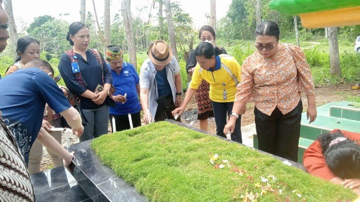 Pengurus KSP Kopdit Pintu Air Ziarah ke Makam Almarhum Anselmus Tana di Sumba Barat