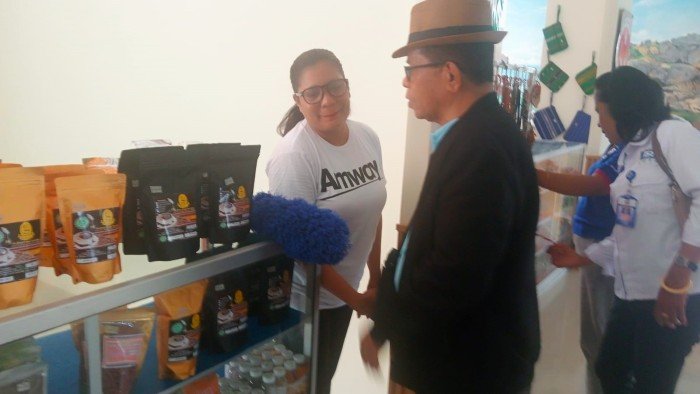 Promosikan UMKM di Bandara Tambolaka, Yasinta Dapat Dukungan Modal dari Kopdit Pintu Air