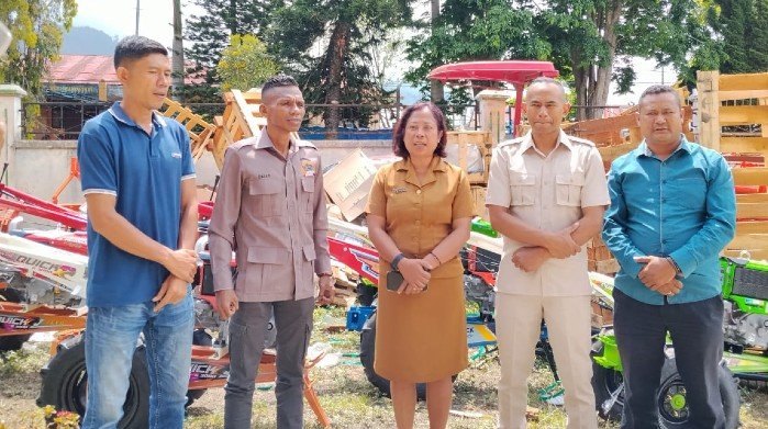 Tani Merdeka Salurkan Bantuan Alsintan bagi Kelompok Tani di Ngada Acara serah terima alsintan di Dinas Pertanian Kabupaten Ngada, Selasa (Foto: Belmin Radho/Ekora NTT)