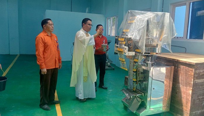 Pastor Paskalis Dorong Penguatan Koperasi saat Resmikan Rumah Produksi Garam Nusa Bunga