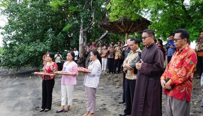 Kopdit Pintu Air Tabur Bunga di Pantai Nubat Kenang Gempa-Tsunami 1992