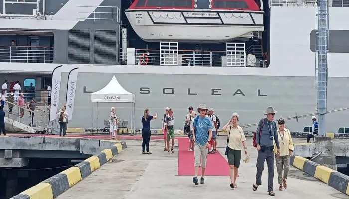 MV Le Soleal Singgah di Maumere, Ratusan Wisatawan Kunjungi Sanggar Tenun Ikat