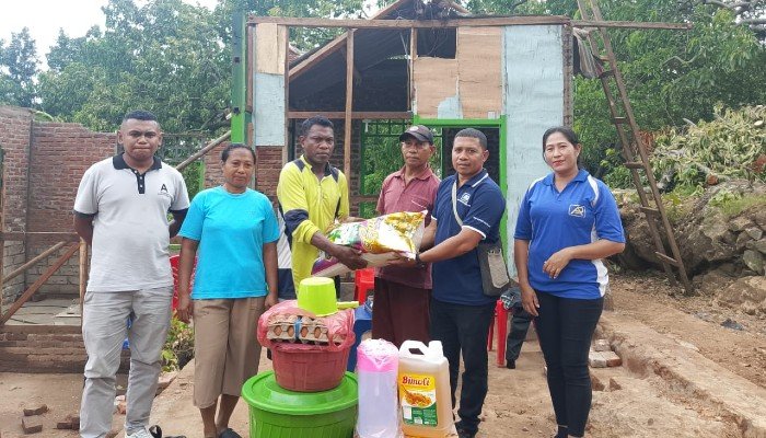 Kopdit Pintu Air Larantuka Salurkan Donasi bagi Korban Pohon Tumbang di Leraboleng