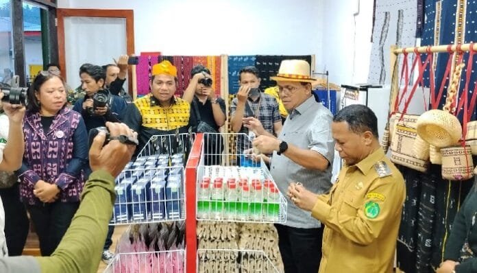 Melki Laka Lena Sebut NTT Mart Bukti Komitmen Pemerintah Bangkitkan Ekonomi Ngada Melki Laka Lena Sebut NTT Mart Bukti Komitmen Pemerintah Bangkitkan Ekonomi Ngada