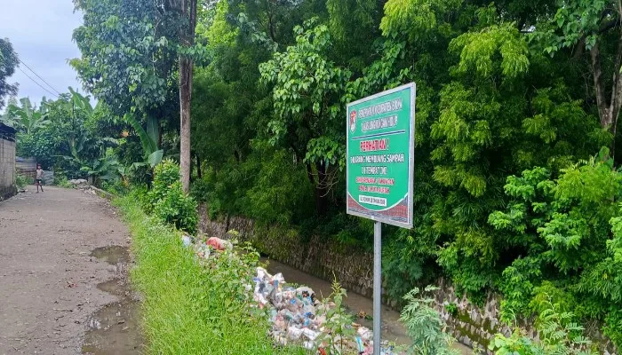 Meski Dipasang Plang Larangan, Sampah Masih Menggunung di Kali Wairklau Sikka