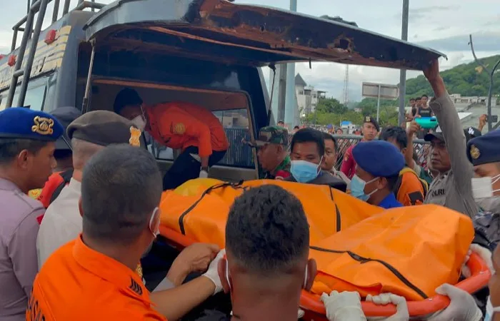 Nelayan Temukan Satu Korban Meninggal di Bangkai KM Putri Sakinah