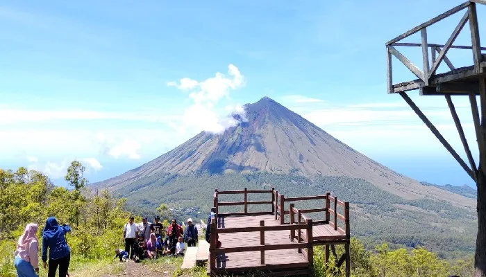 Spot Foto Ikonik Bukit Wolobobo Rusak, Pengunjung Minta Perhatian Pemerintah