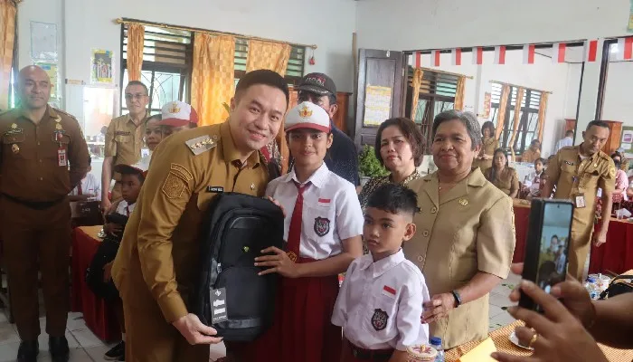 Wali Kota Kupang Serahkan Bantuan untuk Anak Yatim Piatu di SD Inpres Oetete 3