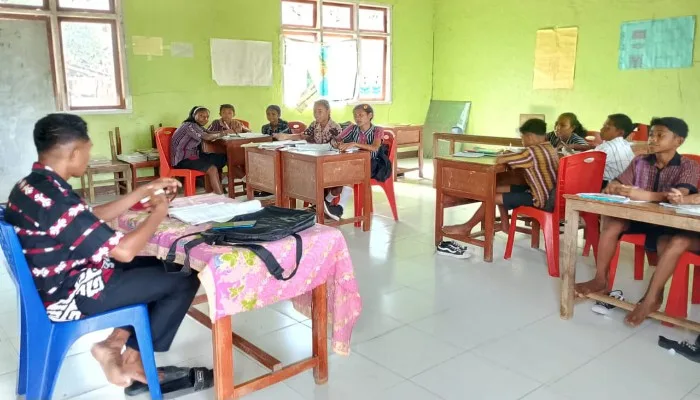Cerita Perjuangan Monika, Guru Sekaligus Petani di Pelosok Flores Timur