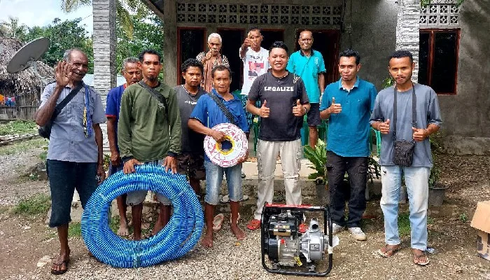 Frans Aba Bantu Mesin Pompa Air untuk Kelompok Tani di Kupang