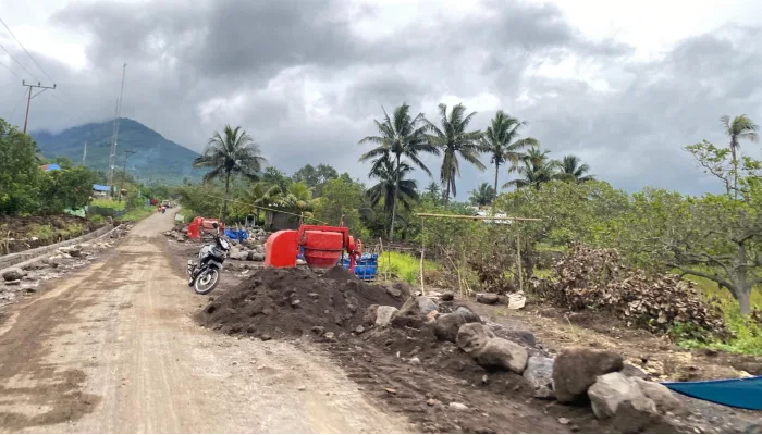 Proyek Jalan ke Huntap Lewotobi Diduga Pakai BBM Subsidi, Dibekingi Aparat_