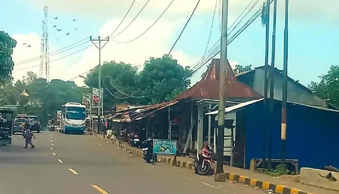 Warga Protes Rencana Penggusuran Lapak Dagang di Sempadan Pantai Ndao Ende