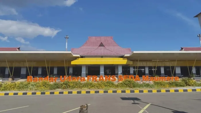 Bandara Maumere Ditutup Akibat Erupsi Lewotobi, Ratusan Penumpang Gagal Terbang