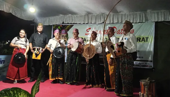 Bupati Edi Endi Bantu Peralatan Caci untuk Komunitas Manggarai di Maumere