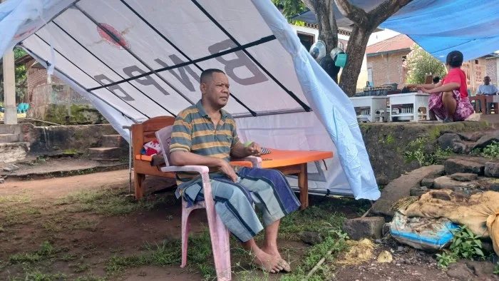 Solidaritas di Tengah Bencana, Warga Flotim Dampingi Tetangga Sakit Stroke
