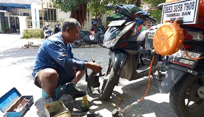 Tambal Ban Online Ala Ama Kuji, Solusi Darurat bagi Pengendara di Kota Kupang