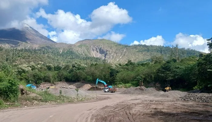 Material Pasir untuk Proyek Jalan Dikeruk di Zona Risiko Banjir dan Erupsi Lewotobi Laki-laki