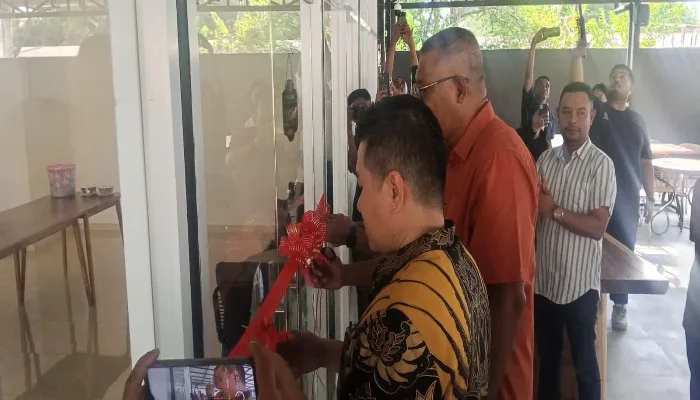 Wabup Sikka Resmikan HM Infinity Sport dan Cafe, Dorong Ekonomi dan Ruang Kreatif Anak Muda