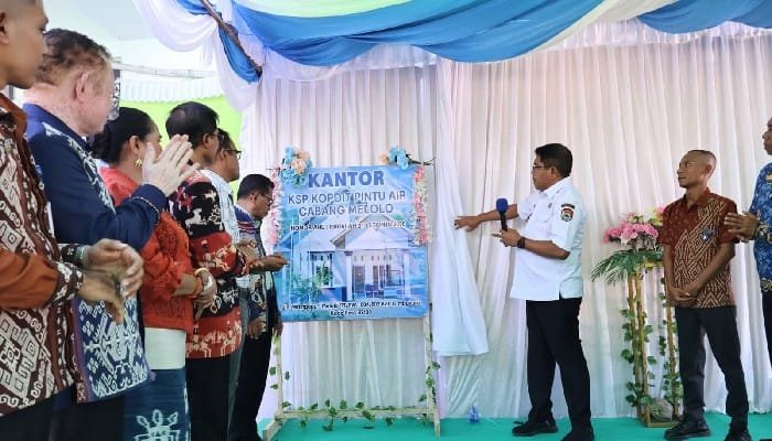 Bupati Sumba Timur, Umbu Lili Pekuwali saat meresmikan Kopdit Pintu Air Cabang Melolo di Kelurahan Lumbu Kore, Kecamatan Umalulu, Rabu, 17 Juni 2026 dan disaksikan oleh Ketua Pengurus, Pengawas, General Manajer serta top manajemen Kopdit Pintu Air (Foto: Dok. Humas)