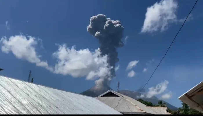 Gunung Lewotobi Laki-laki Empat Kali Erupsi, Hujan Abu Guyur Sejumlah Desa di Flores Timur