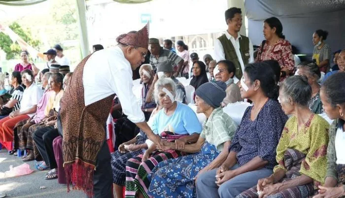 Kemensos Layani Operasi Katarak Gratis Ratusan Lansia di Ende