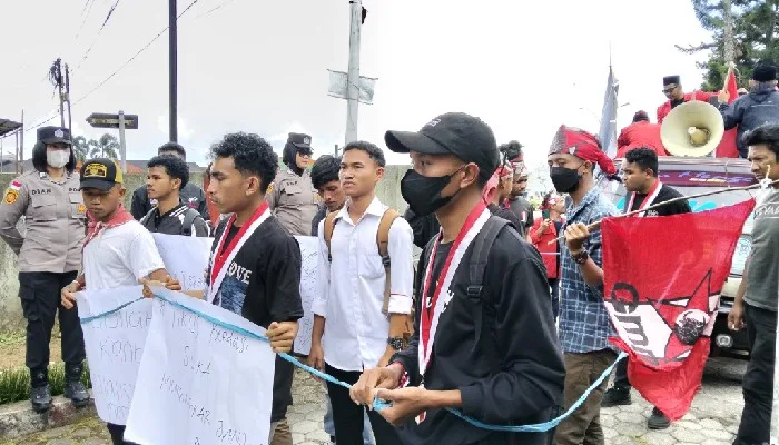 Mahasiswa Demo Inspektorat Manggarai, Tuntut Transparansi Audit Proyek Air Bersih