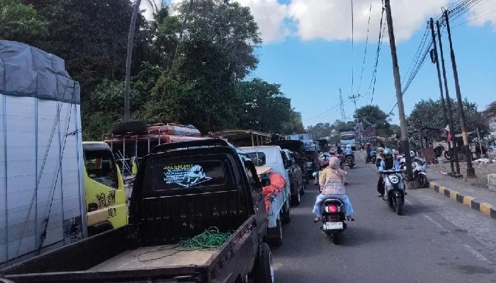 Pembatasan Kuota BBM Picu Antrean Panjang di SPBU Ende