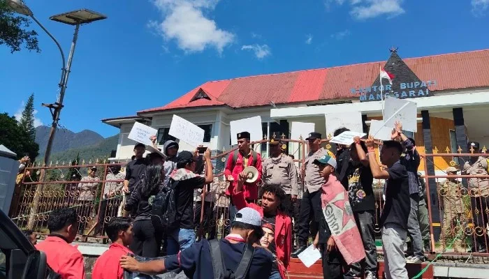 Mahasiswa dan Masyarakat di Manggarai Aksi Unjuk Rasa Soal BBM hingga Pembabatan Hutan