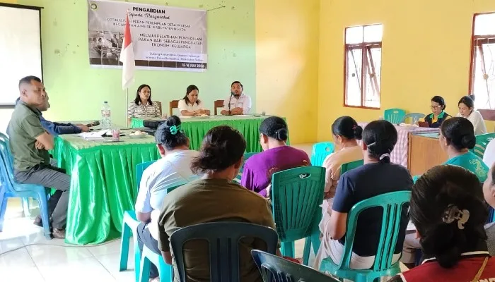 Puluhan perempuan yang mayoritas sebagai ibu rumah tangga di Desa Waesae, Kecamatan Aimere, Kabupaten Ngada mendapat pelatihan sistem pencatatan keuangan sederhana untuk usaha ternak babi.