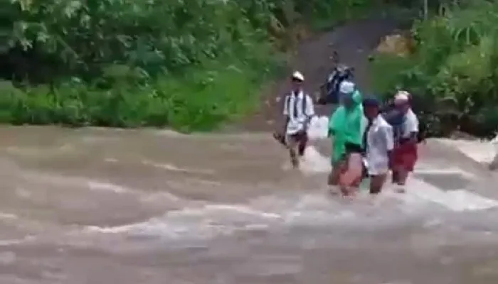 Siswa di Ngada Pertaruhkan Nyawa Seberangi Sungai Demi Bersekolah
