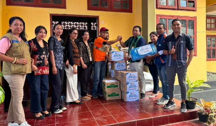 Bank NTT Cabang Ende Salurkan Paket Sembako untuk Warga Terdampak Gempa