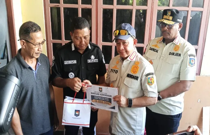 Dua Menteri Salurkan Bantuan untuk Korban Gempa Flores di Sikka