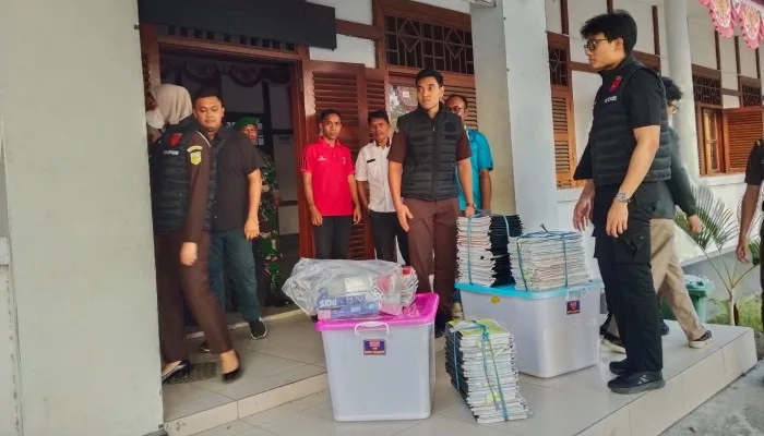 Jaksa Geledah Kantor Dinas Pendidikan Ende Terkait Kasus Pengadaan Barang dan Jasa