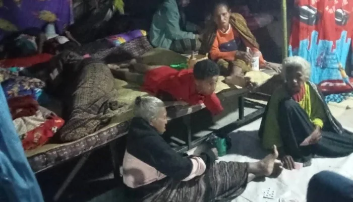 Warga Korban Gempa di Ende Kekurangan Tenda, Selimut hingga Makanan
