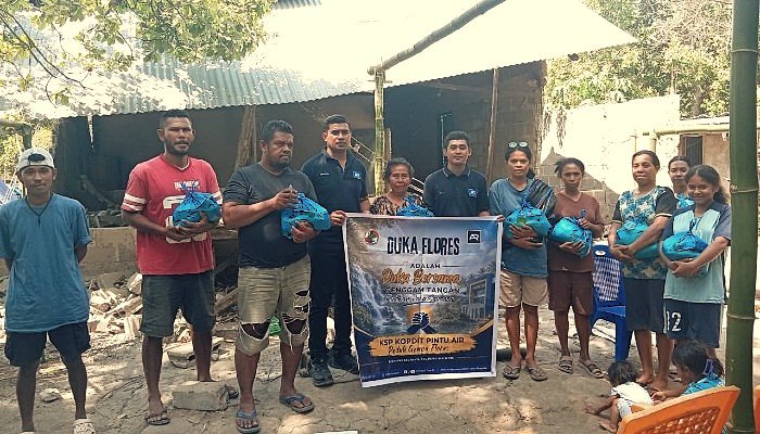 Peduli Korban Gempa, Kopdit Pintu Air Mbay Salurkan Bantuan Sembako