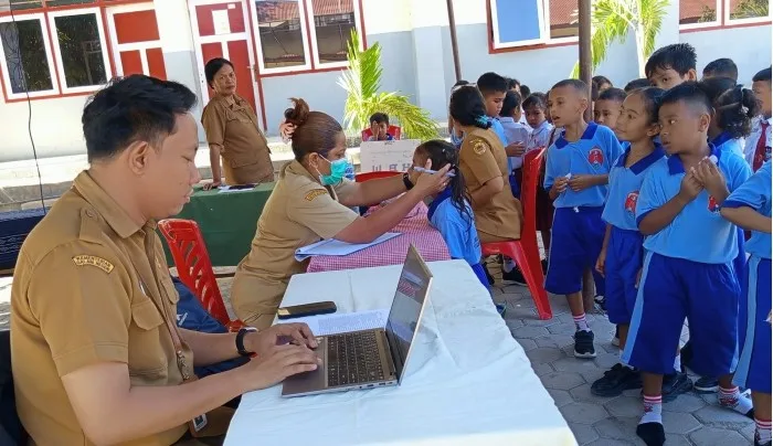 Puskesmas Oepoi Periksa Kesehatan Siswa SDK Santa Maria Assumpta