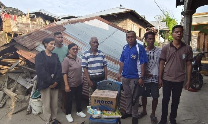 Warga Dampak Korban Gempa di Matim Terima Bantuan dari Kopdit Pintu Air